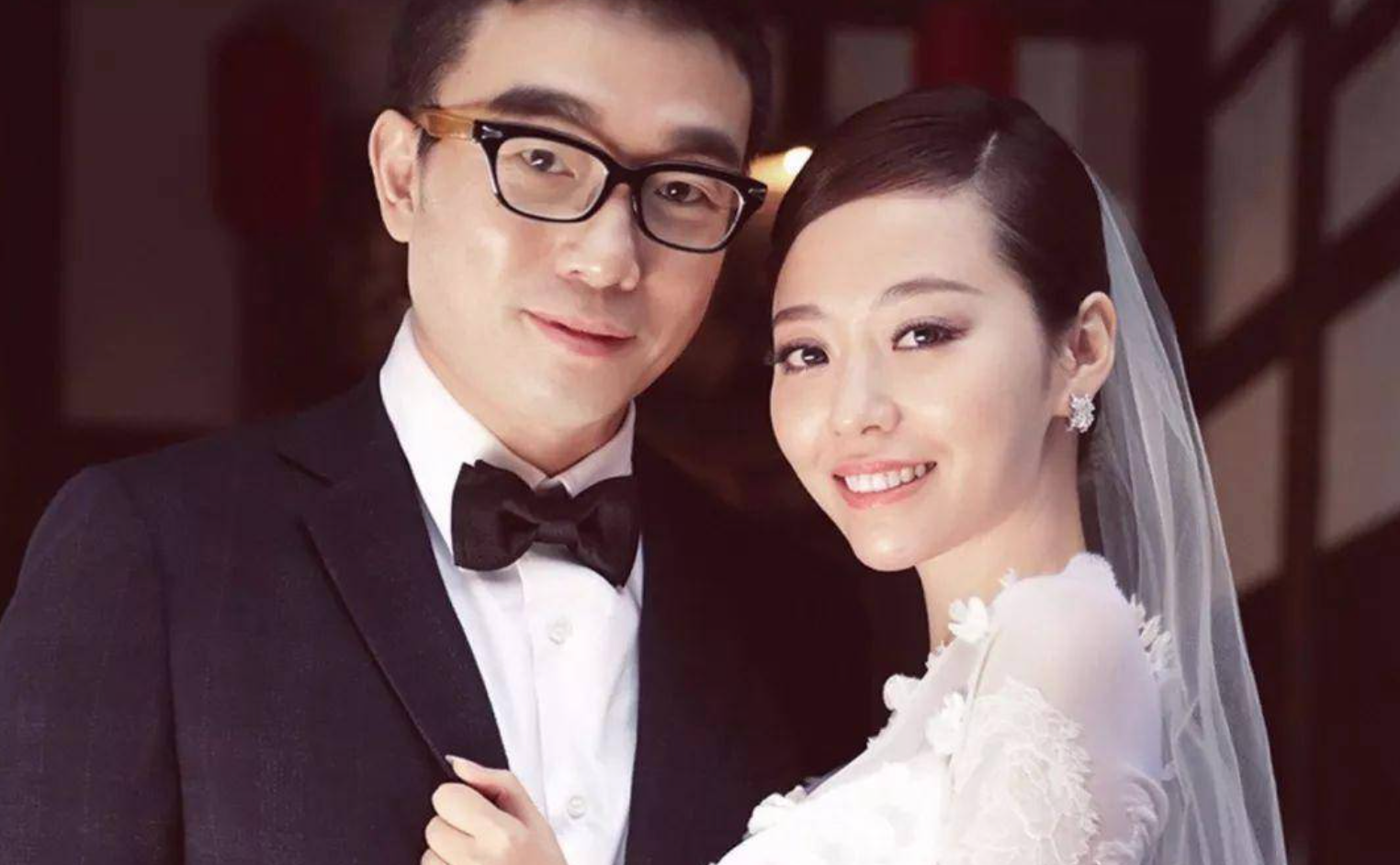 冯轲不情不愿的上台求婚,并于2016年在国外迎娶了张靓颖.