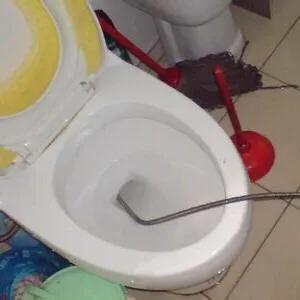 马桶堵了皮搋子不管用，马桶堵了怎么才能快速疏通呢？