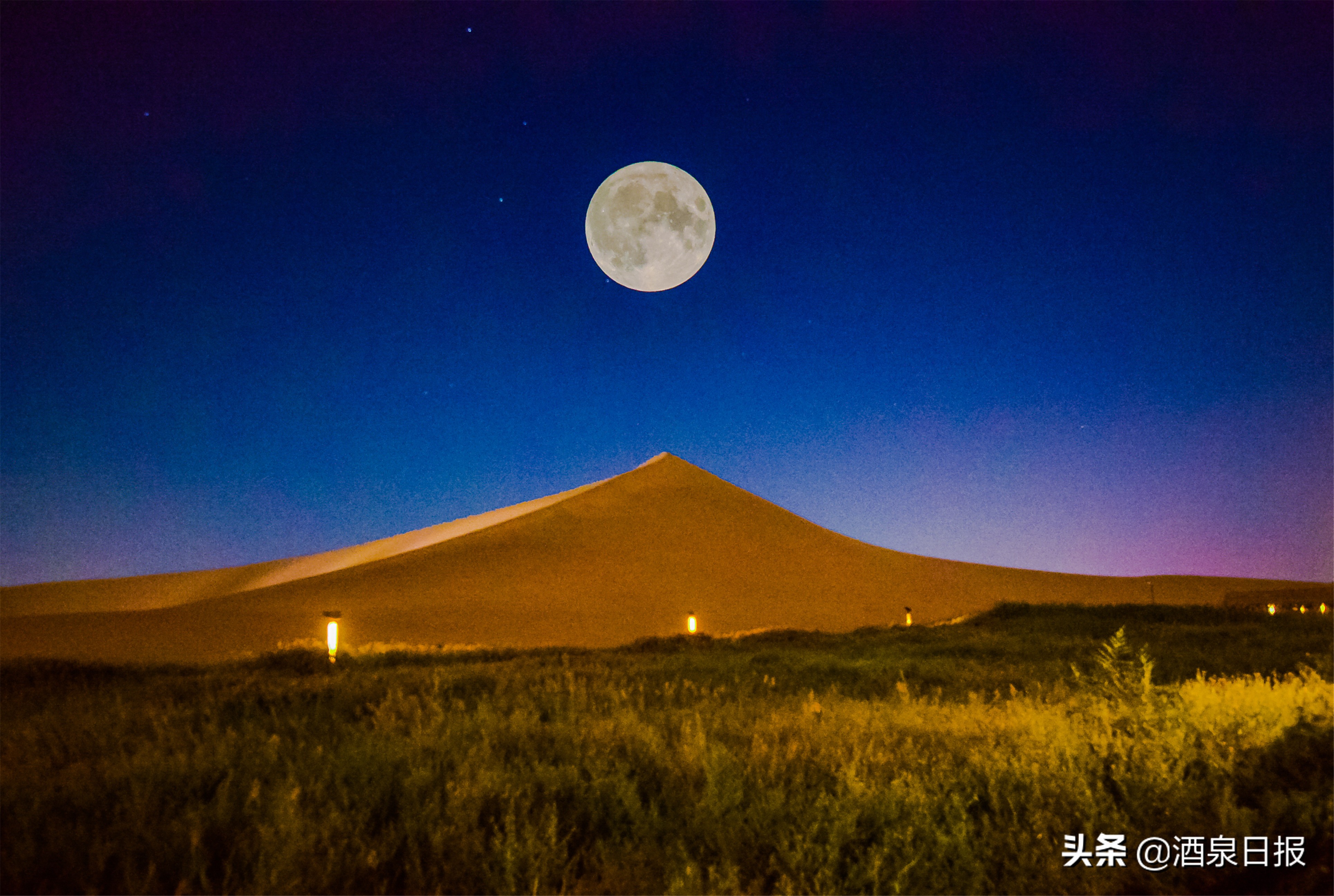 敦煌大漠出现超级圆月