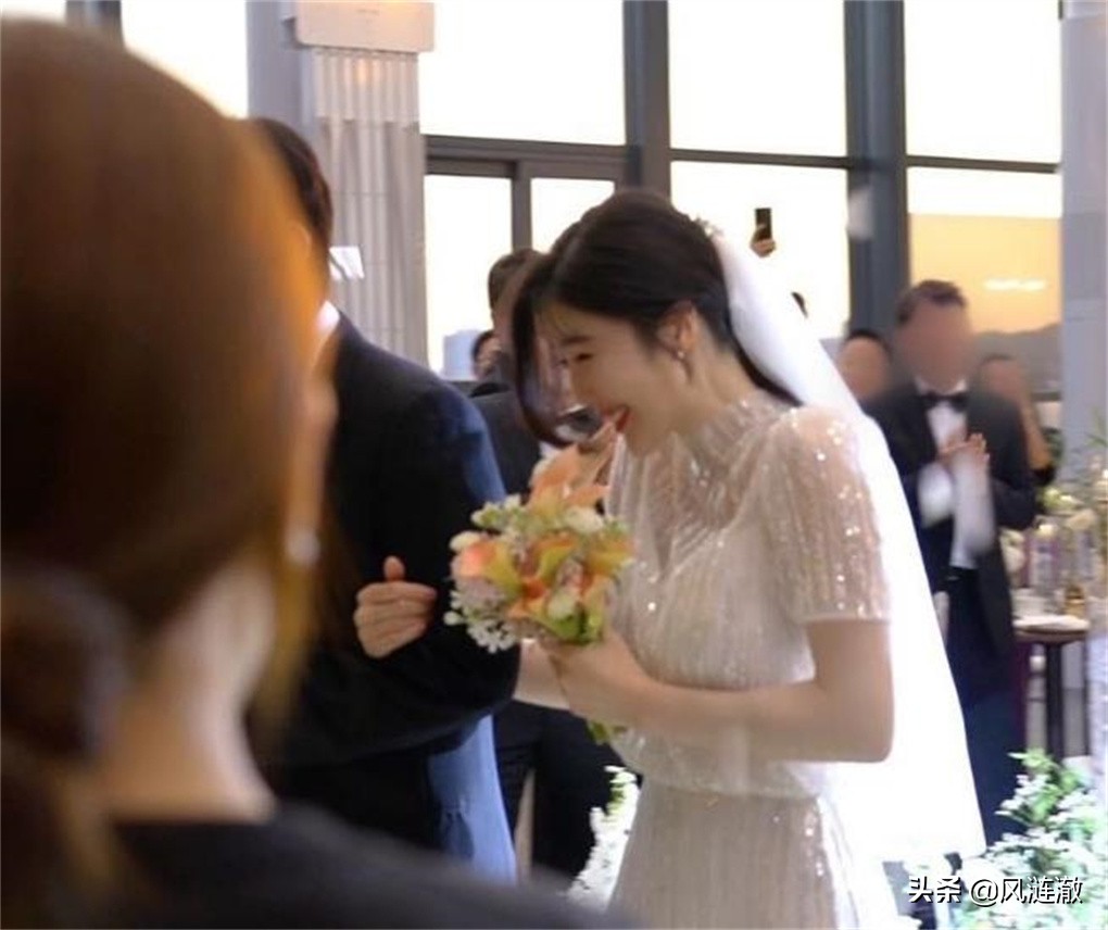 韩国知名女歌手李海丽大婚，美女队友表情复杂引起热议