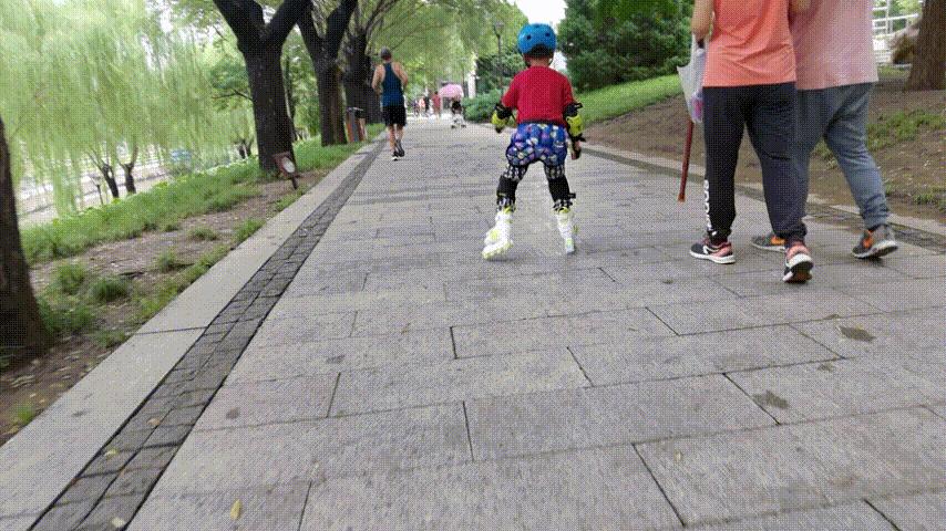 小童轮滑入门的好选择：为小宝新添置的酷骑R2小童轮滑鞋