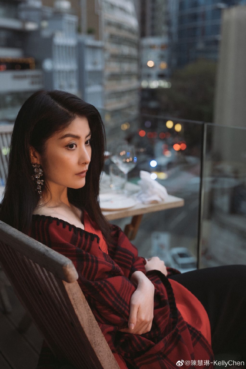 状态超好!陈慧琳红色抹胸裙写真