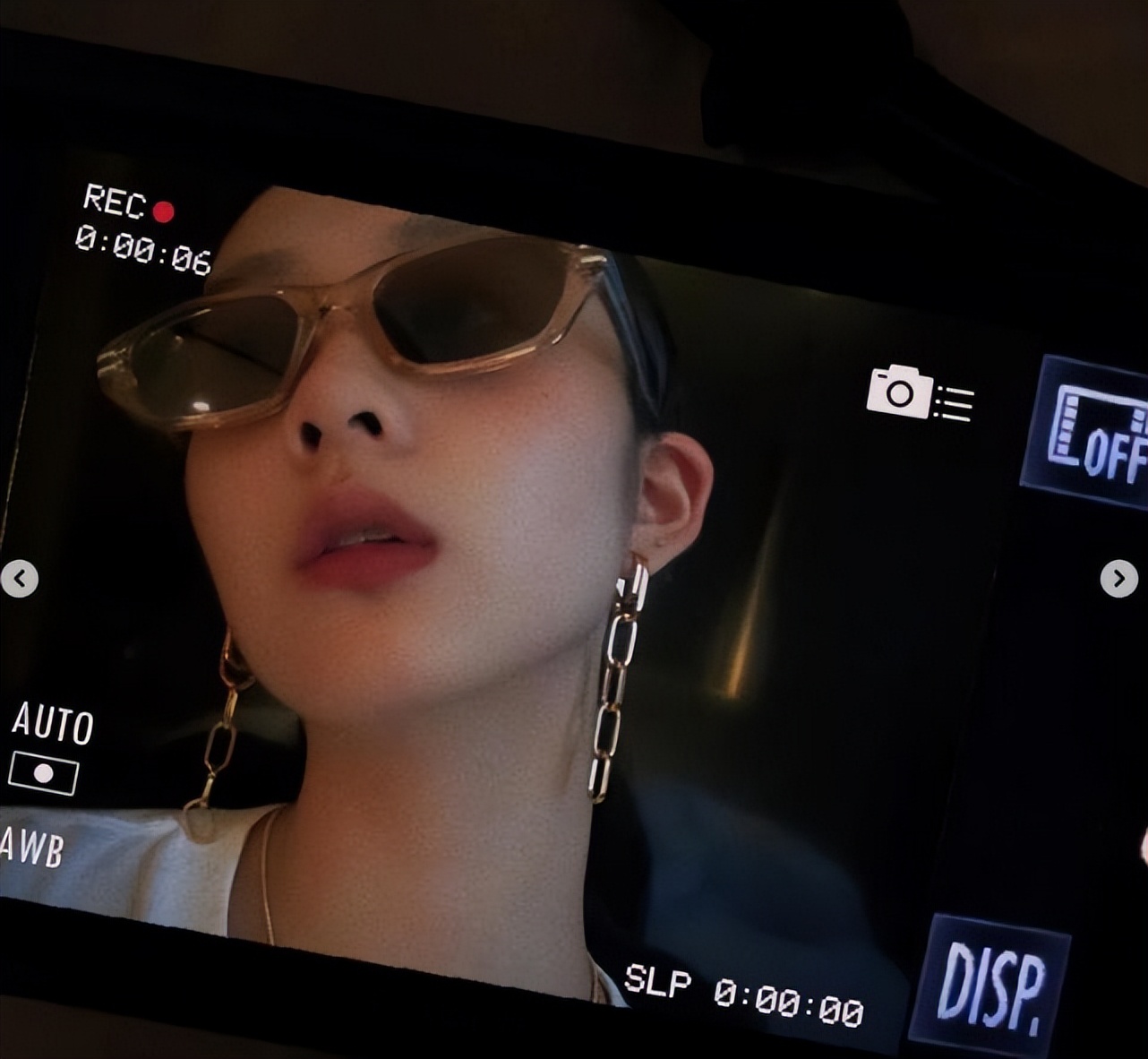 16岁黄多多晒自拍，涂红色指甲油时髦感超强，脸上的雀斑抢镜了