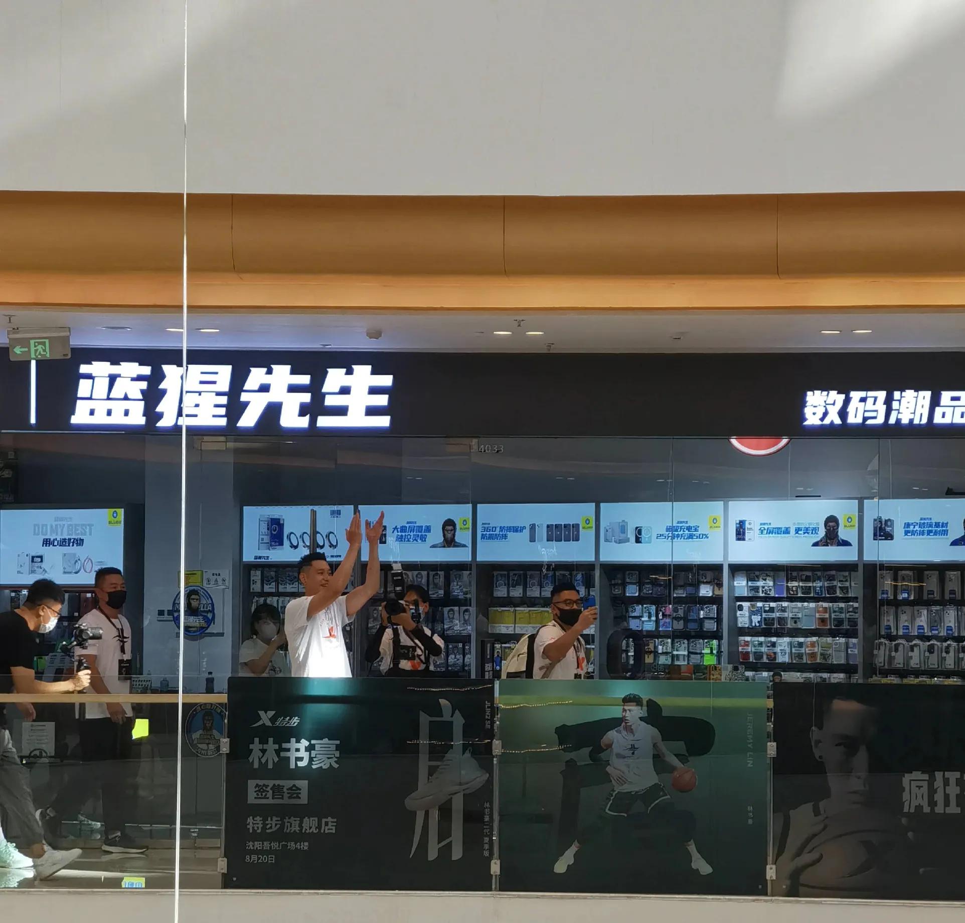 nba哪些明星來中國了（疫情之下只有一位NBA球星來中國行，狂熱球迷穿了七件球衣來見他）