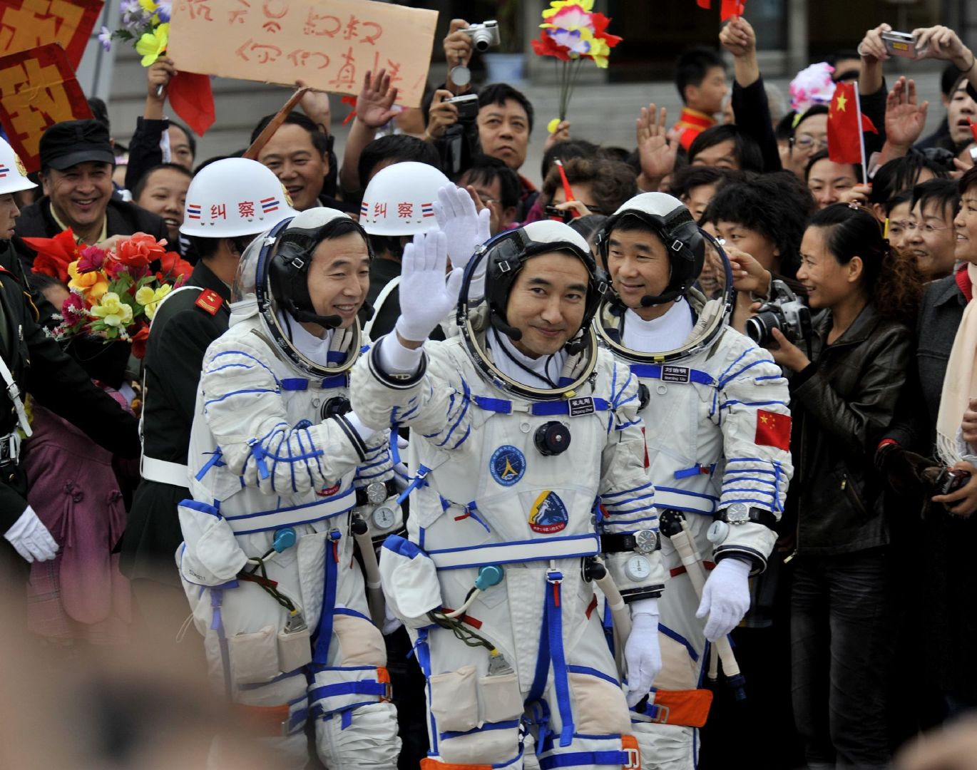 在楊利偉準備前往酒泉衛星發射中心執飛神舟五號前一天,他特意回了