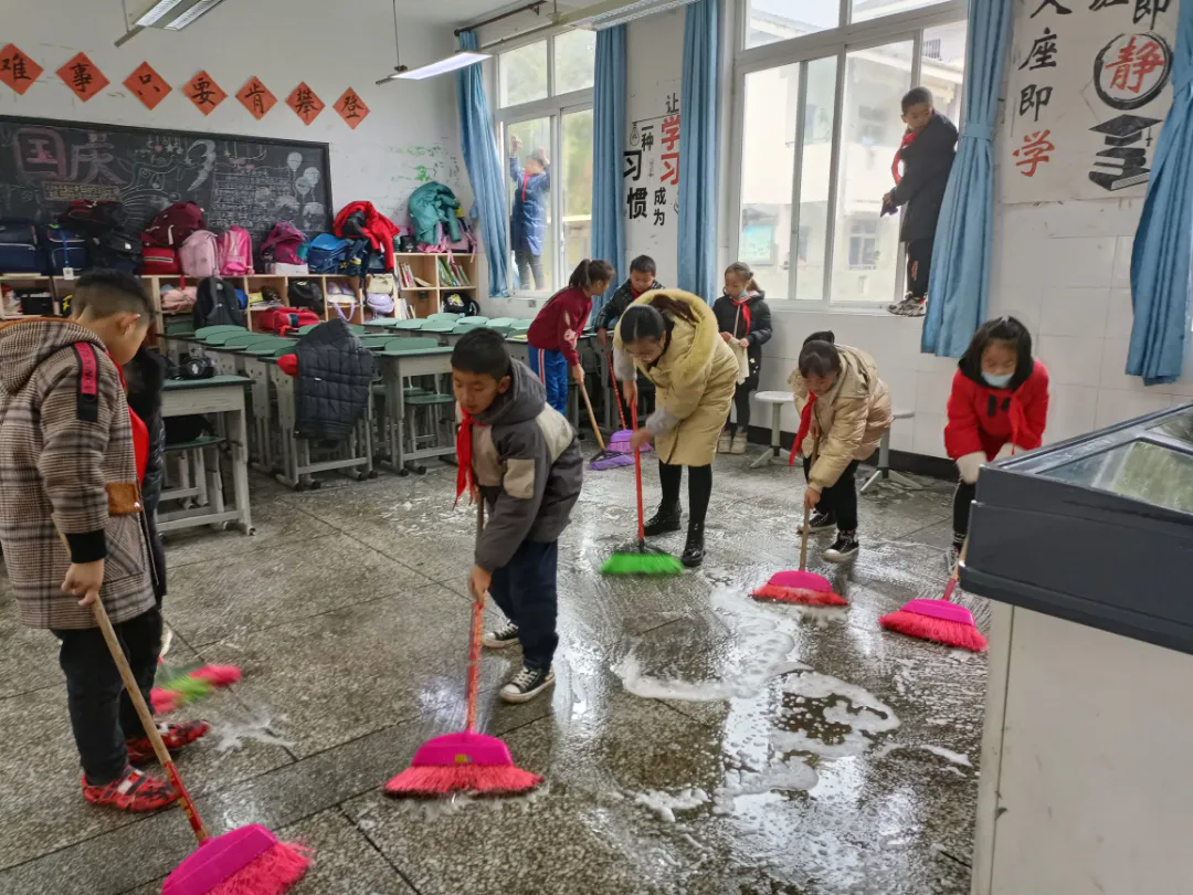 校园大扫除，生动的劳动教育课——黄龙溪学校开展劳动教育课程