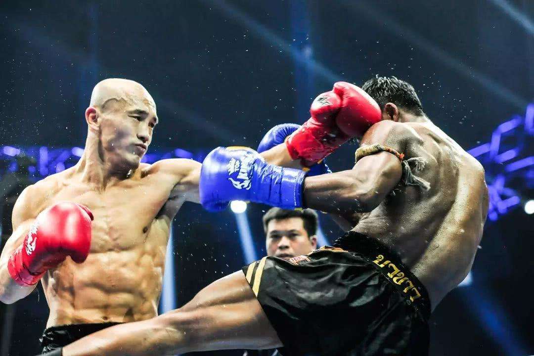 播求vs一龙(武僧一龙"以静制动"ko泰拳王播求,了解一龙传奇拳击之路)