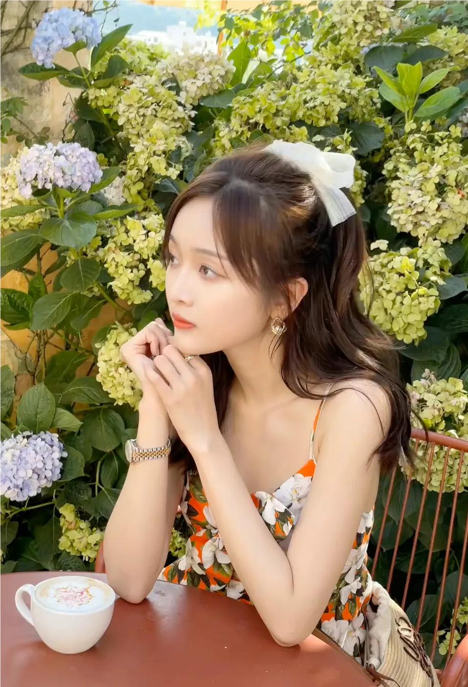 明媚阳光下，吴宣仪身穿小吊带裙，光芒万丈迷人眼呀