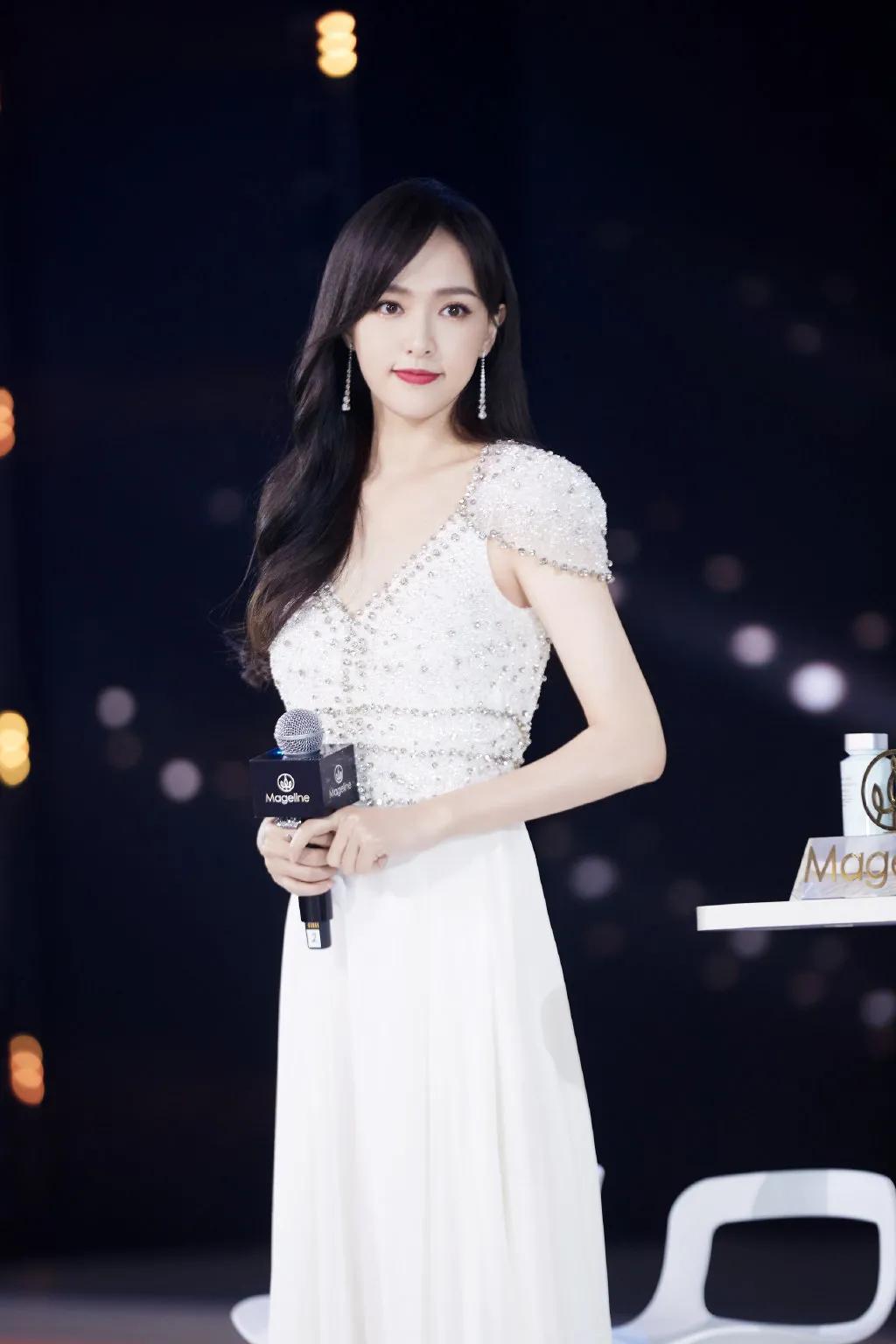 唐嫣穿镶珠礼服高贵优雅，一头长发温柔似水对镜头微笑超甜