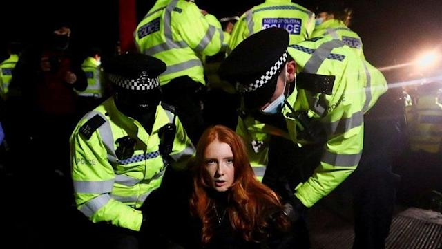 英国警方强行劫走15岁女孩，在生理期搜查秘密部位，一千多人愤怒抗议。