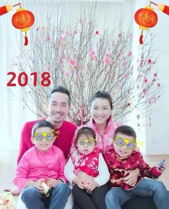 陈茵媺连续5年拍同款新年全家福，记录幸福生活，一家五口超幸福