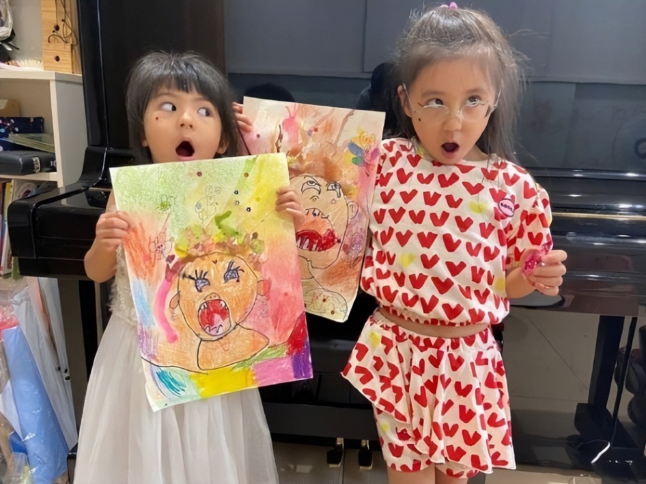 47岁贾静雯罕晒健身照，豪宅中练空中倒立，身材纤瘦状态超年轻