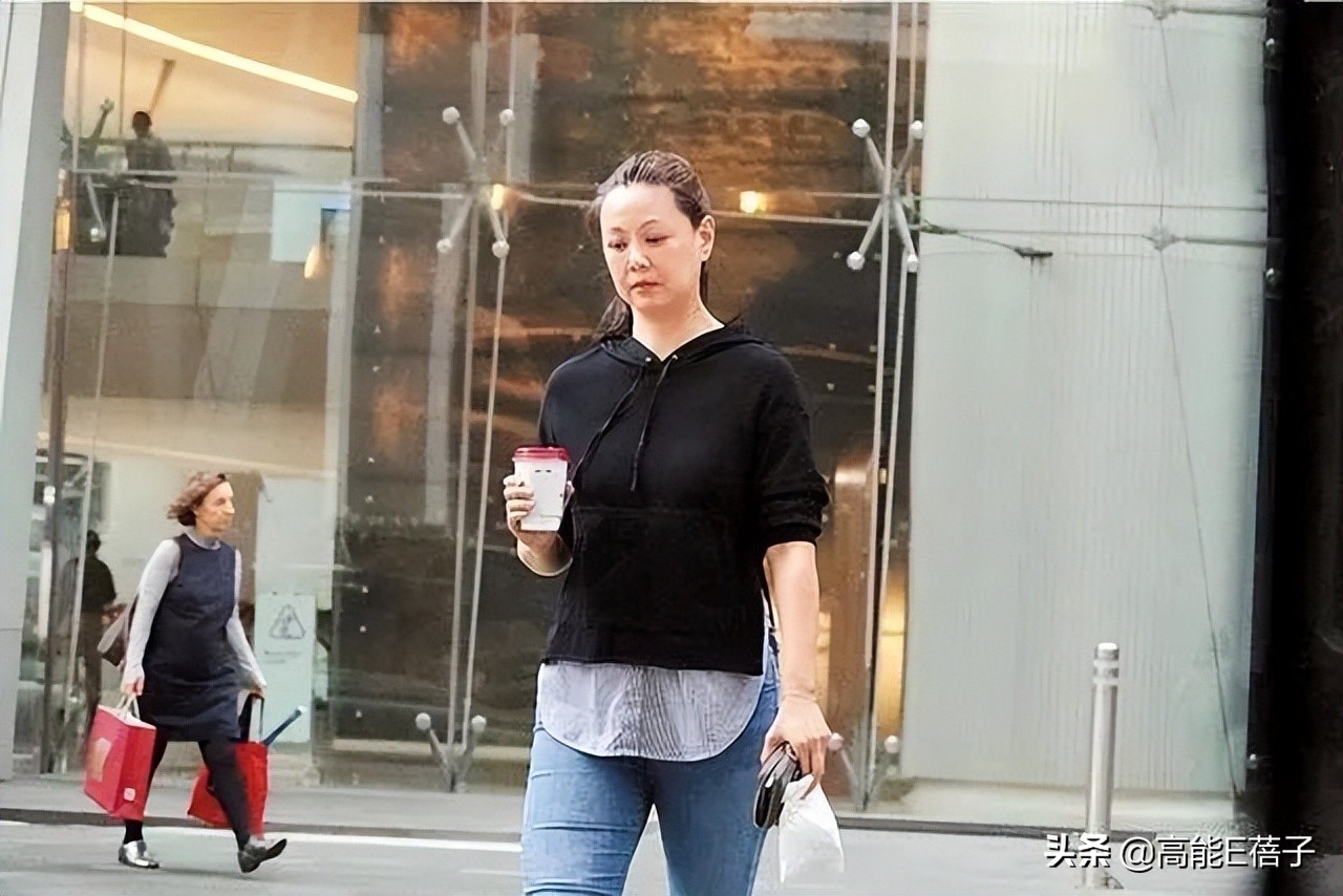 53岁王馨平晒真实素颜，却被嘲样貌老10岁？