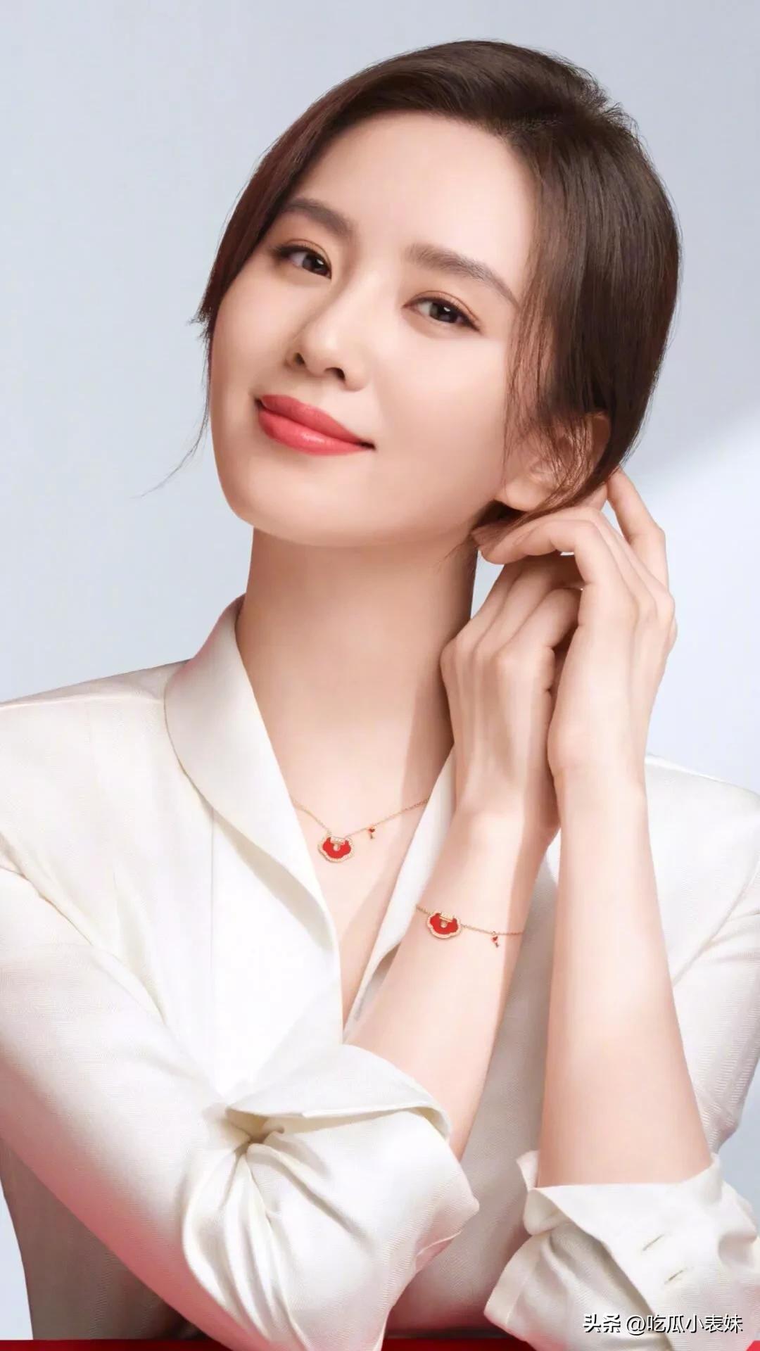 刘诗诗惊艳写真照，优雅迷人