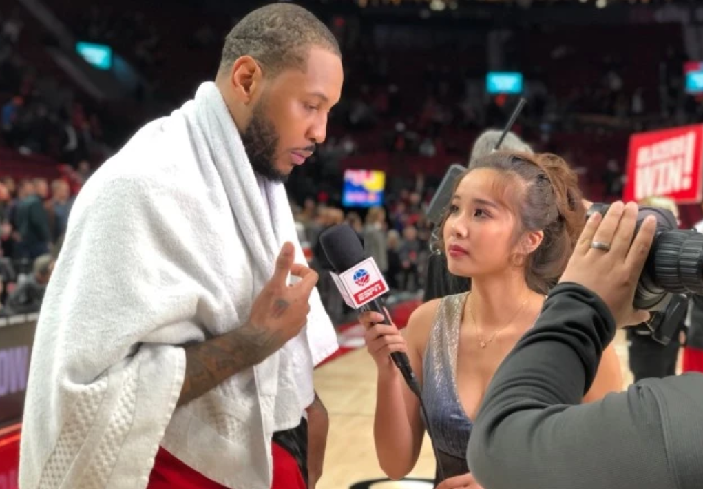 nba中国记者有哪些(爱了，爱了！中国NBA女记者意外走红，比湖人“女球迷”更有气质)