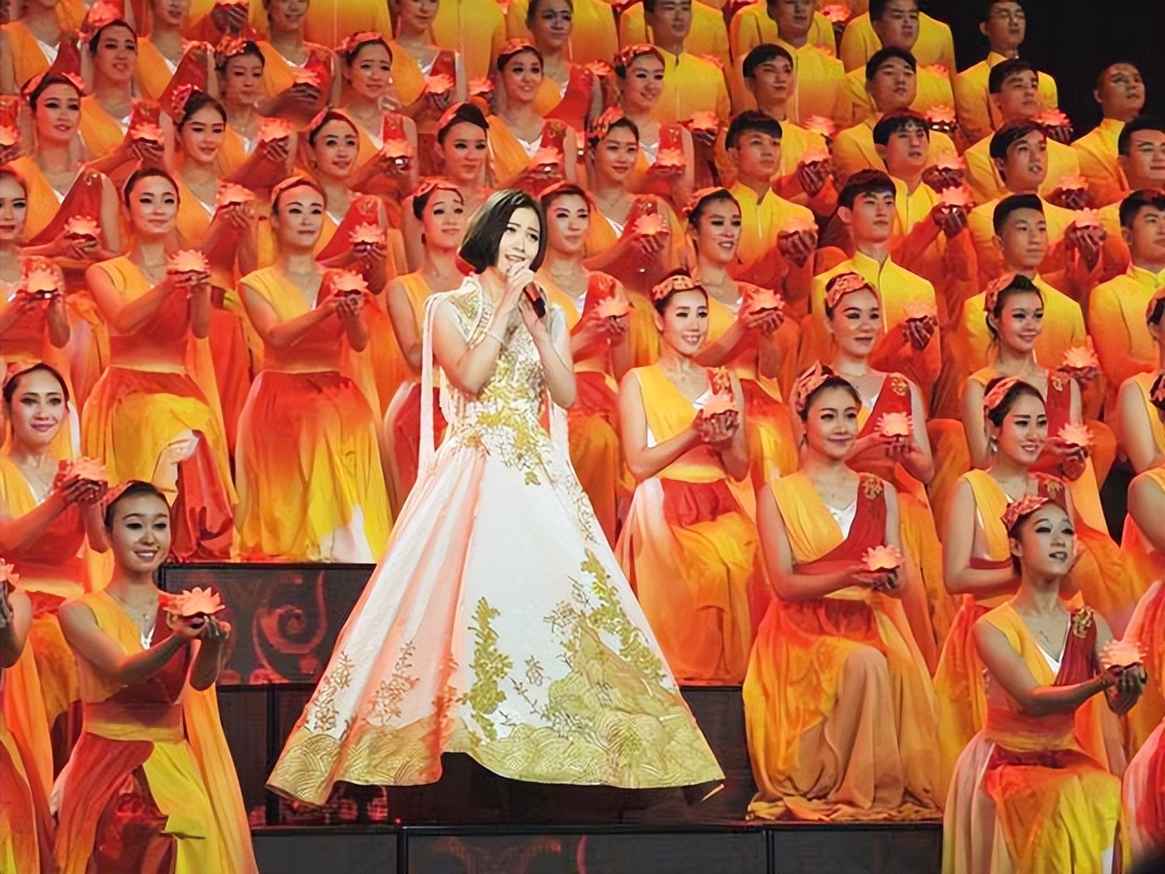 姚贝娜在央视春晚上演唱《天耀中华》2014年,姚贝娜登上央视春晚,演唱