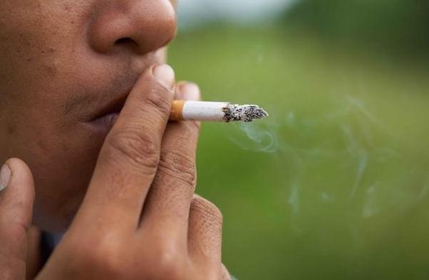 “鼻毛变白”是衰老的信号吗？或许还有其他原因，男性需警惕