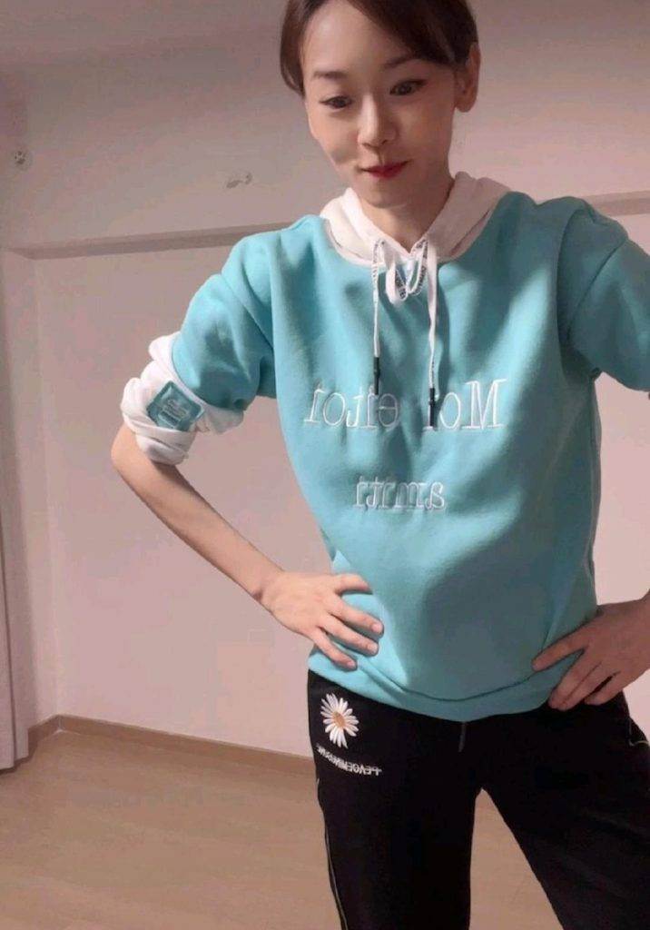 43岁港姐冠军晒学生妹造型，被嘲装嫩博关注，一对儿女生父成谜