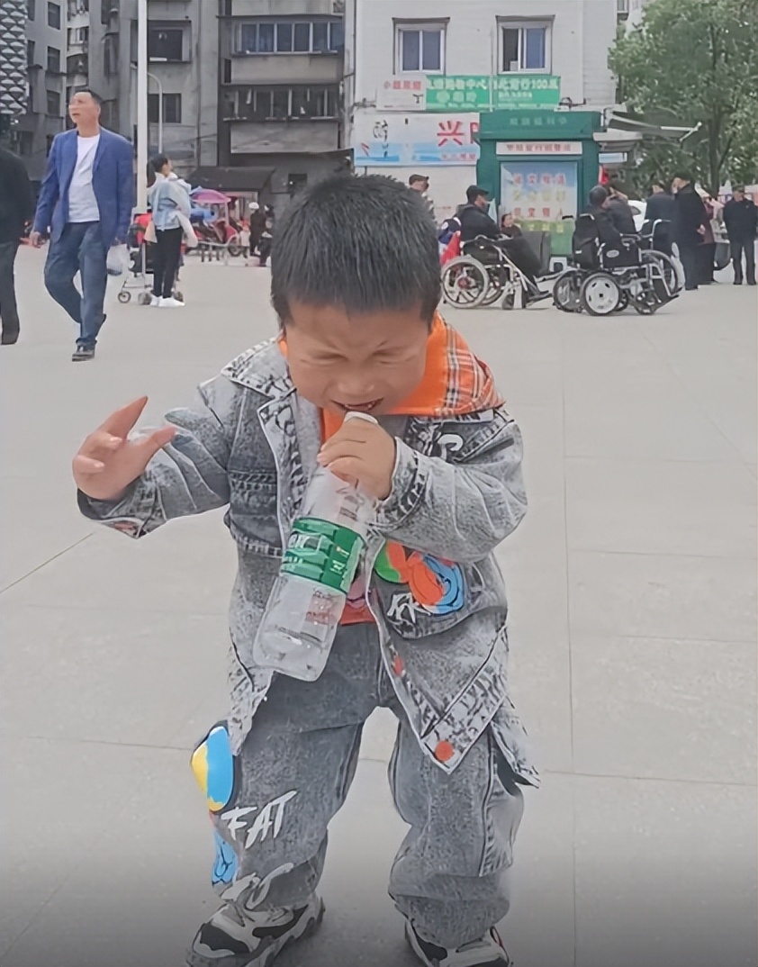 “未来歌神”：6岁农村萌娃“戏精附体”，靠模仿对口型唱歌走红