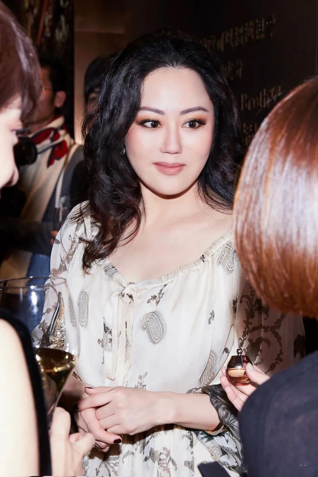 榨干两个"亿万富豪",同时交往5个异国男友,看身材就风情万种