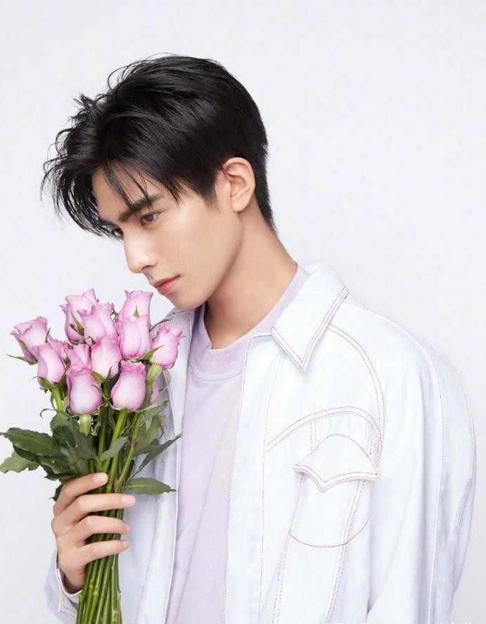 穿“白衬衫”的10位男星，个个“白衣胜雪”，气质干净