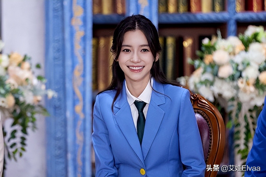 Angelababy真是美人坯子!穿旗袍摇扇像民国贵妇,90度夹腿坐太牛