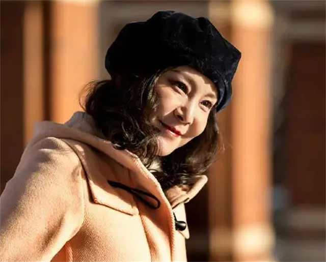 54岁《红楼梦》晴雯近况，替夫还债千万！泪崩自述丈夫死后租房住