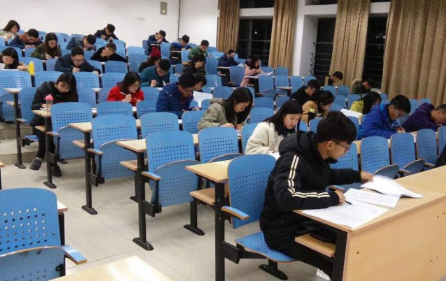 大学老师上课“花式点名”，为保出勤率绞尽脑汁，学生想逃课没门