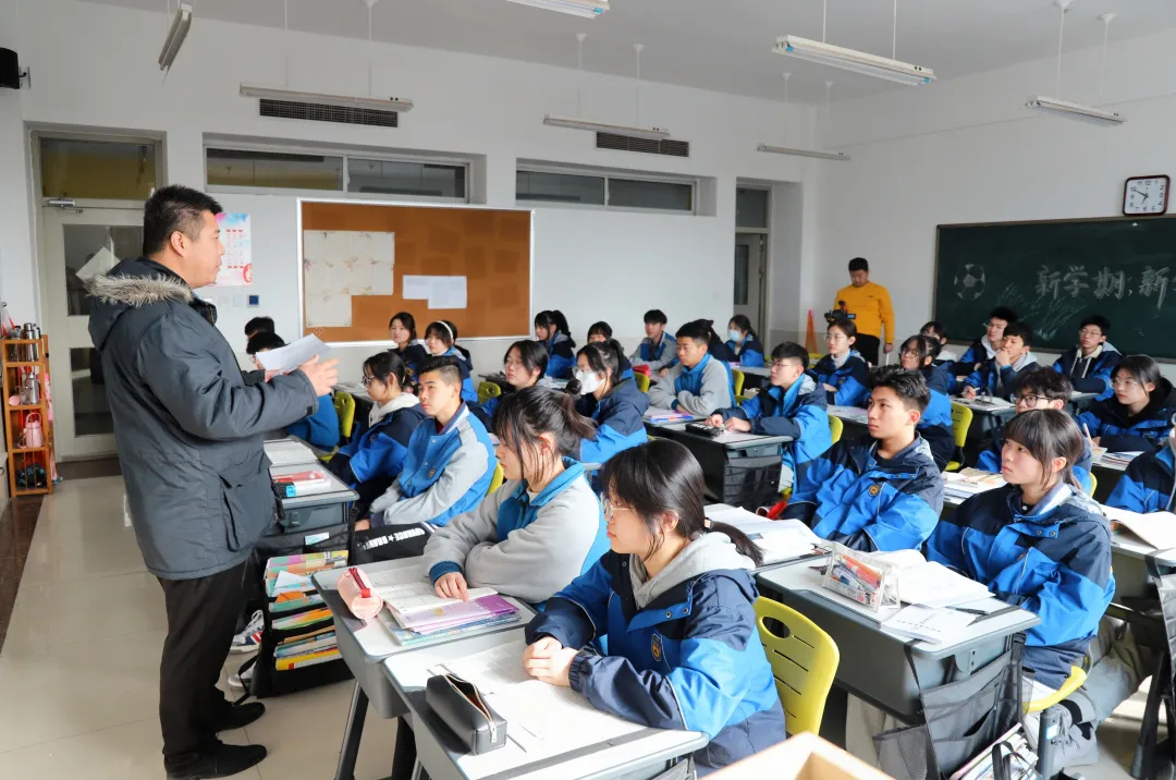 初春开学季，学子返校时