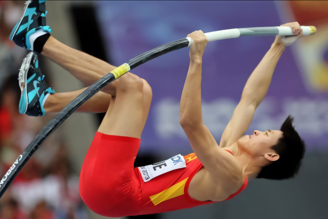 杨雁盛撑杆跳视频(运动员"抗日"名场面,撑杆跳之王薛