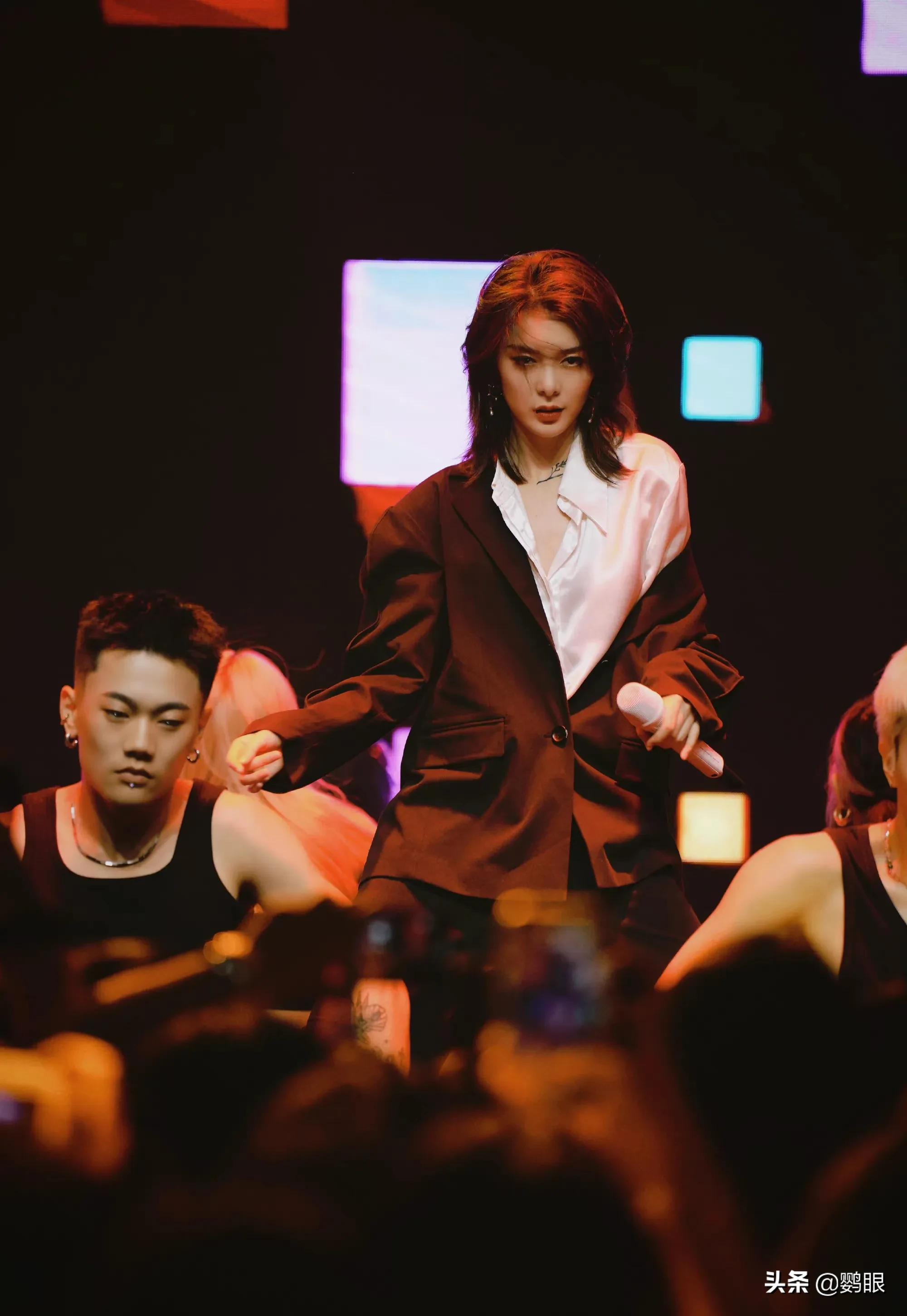 傅菁音乐会活力四射，疤痕上盛开出玫瑰，超美，超酷，超浪漫