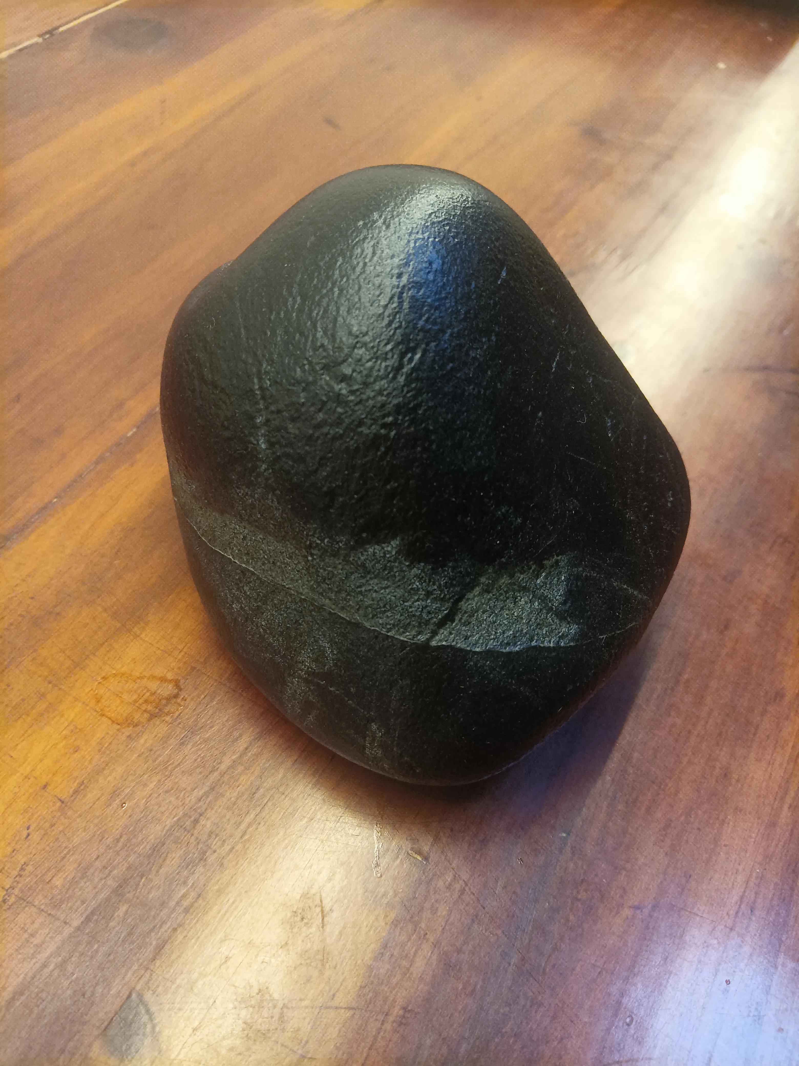 下面捡的几块墨玉在白玉露出的地方有透光性,有的墨玉里有白玉僵,有的