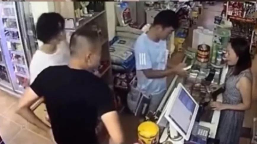 鹿晗也难逃冰淇淋刺客，感叹小店里的冰淇淋很贵