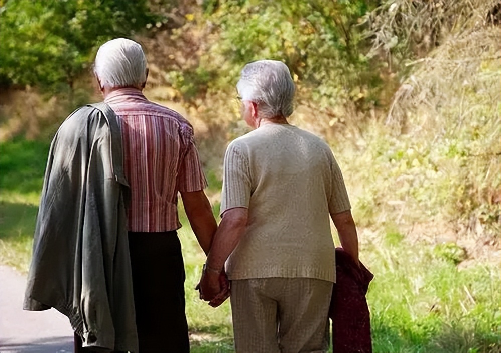 晚上起夜与不起夜，哪种方式更有利于身体健康？告诉你最佳做法