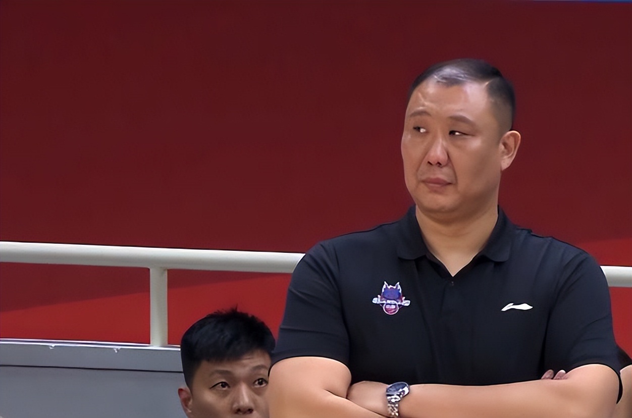 今晚cba四川与山(罗切斯特10分6助攻,山东男篮逆转四川,陈培东13分