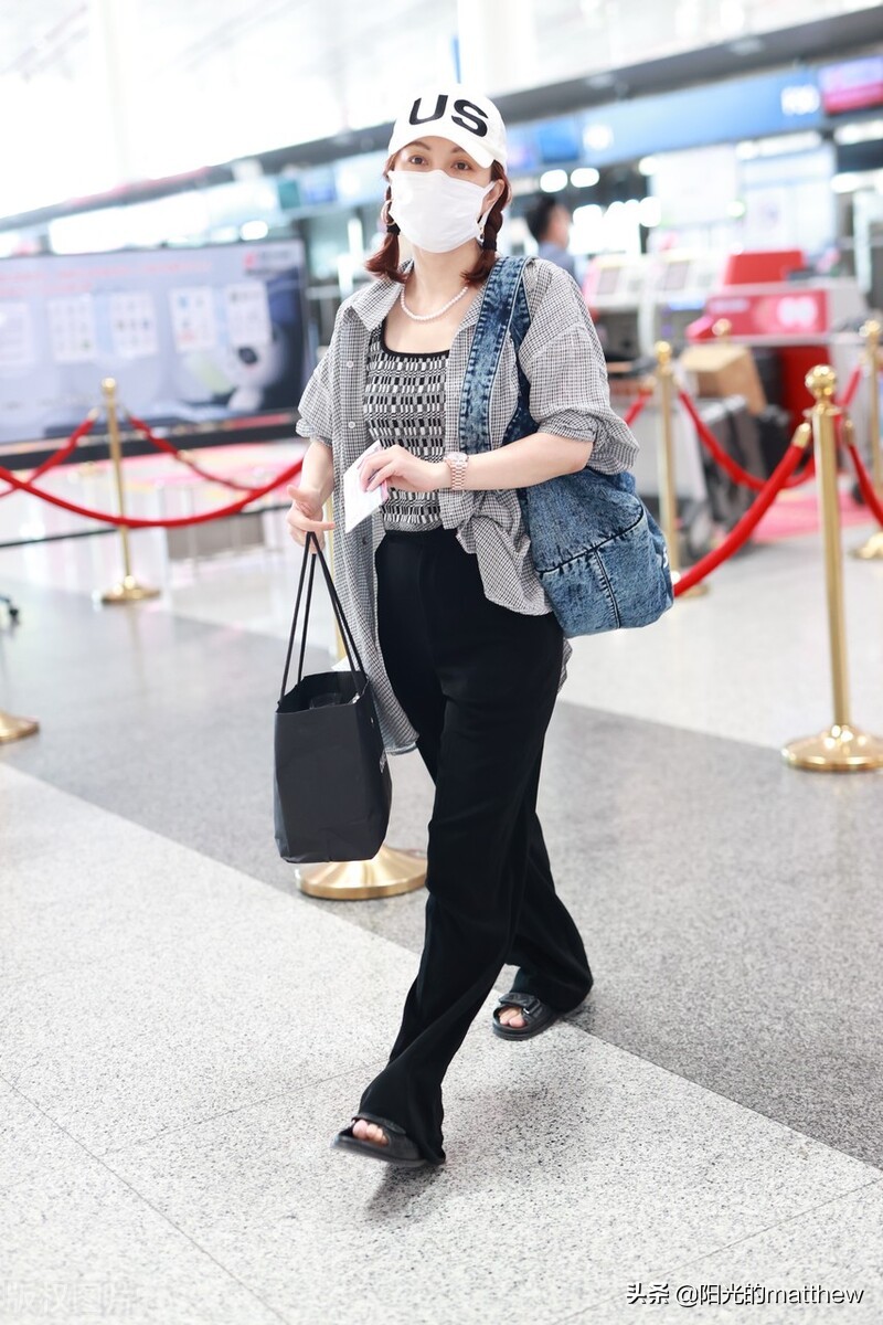 吴昕现身北京机场，头戴棒球帽梳两个麻花辫俏皮可爱