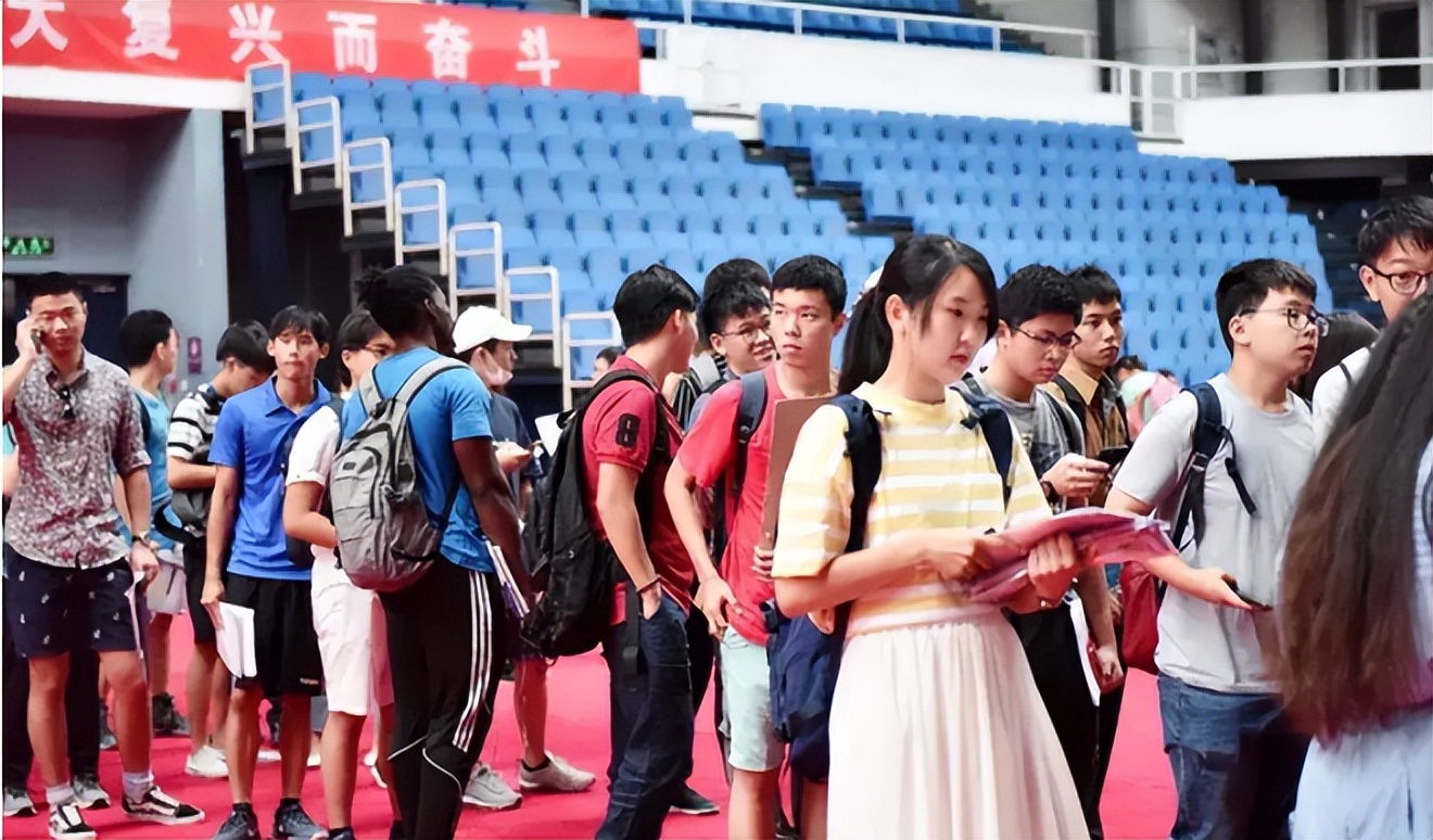 一组清华教室实拍图，上课抢座都陷入“内卷”？被嘲高学历低素质