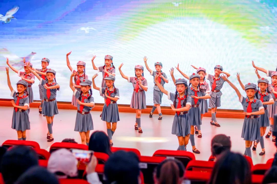 华阳实小举行“童星耀五月·艺术绽花开”群舞比赛（三四年级）