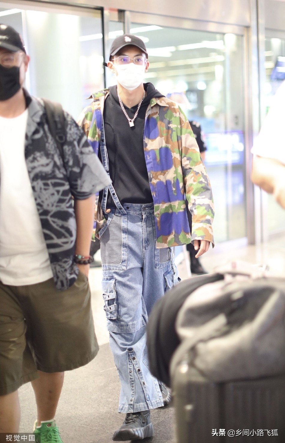 王鹤棣戴鸭舌帽抵达机场 穿花色外套潮流装扮街头范十足