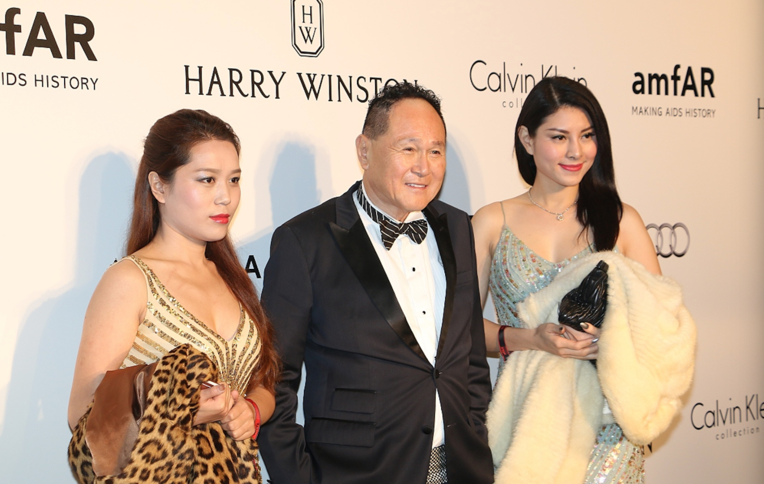 85岁富商赵世曾罕见外出，身边又换新女伴，打扮依然时尚行走自如