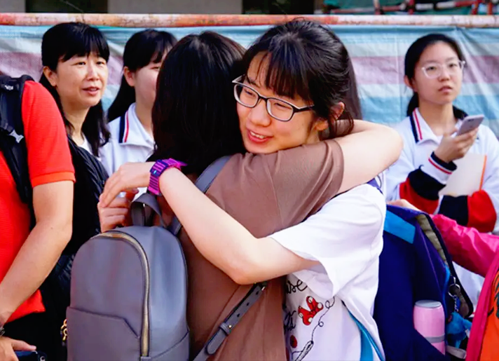 为何高考当天不能穿校服？班主任道出其中玄机，原来还有这层原因