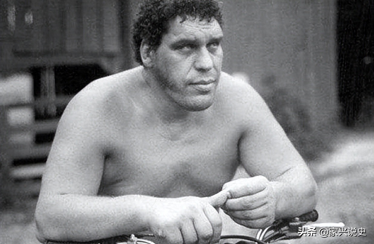 “巨人”摔角手安德烈，一次能喝147瓶啤酒，死后骨灰都有十多斤