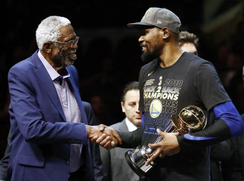 nba为什么都是拉塞尔颁奖（拉塞尔给6人颁发11个FMVP奖杯，都是谁？库里遗憾）