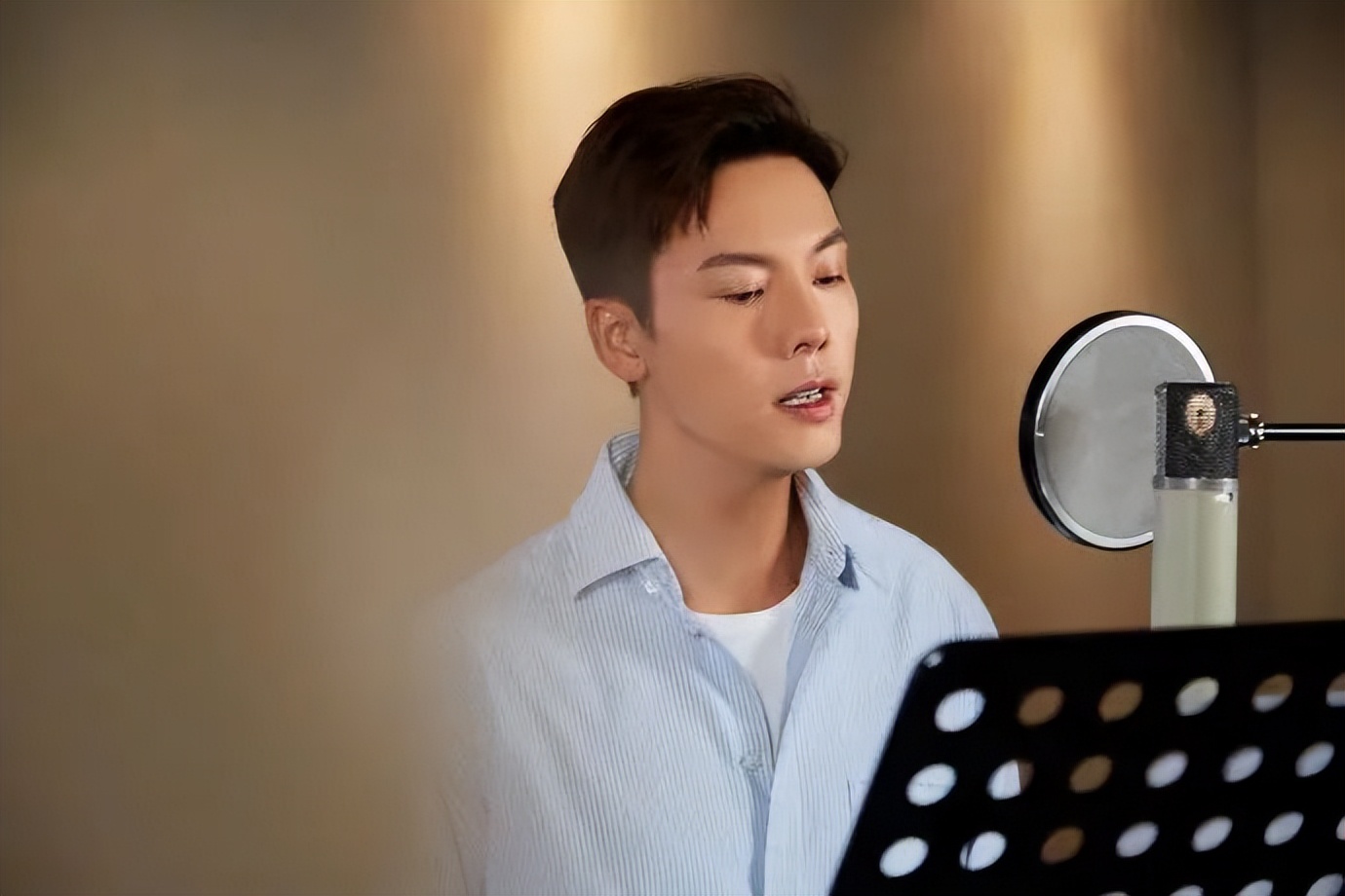 百位明星庆祝香港回归25周年，王祖蓝晒对比照，陈伟霆推新歌欢庆