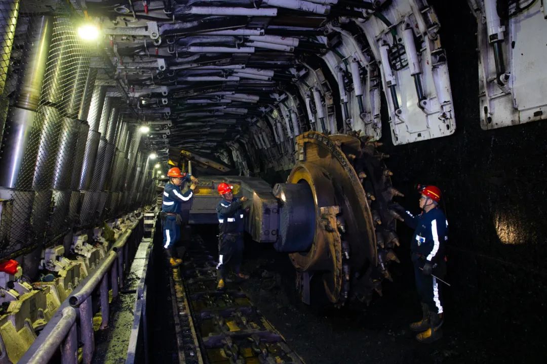 图为国家能源集团神东煤炭集团哈拉沟煤矿综采一队队员正在进行生产前