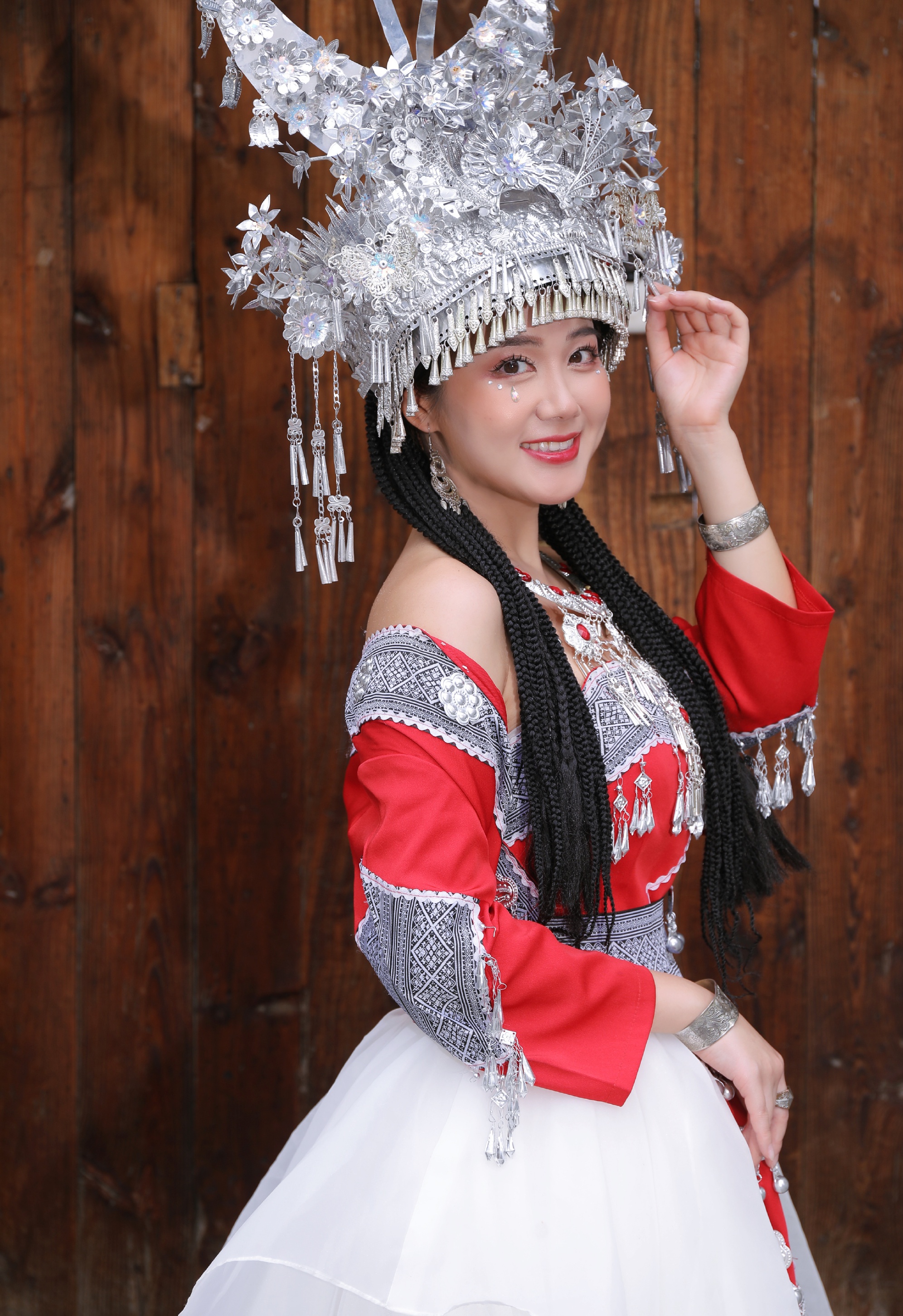 傣族服装图片大全男(香港网红女星白云晒民族服饰写真，展现纯情，靓丽和妩媚的气质)