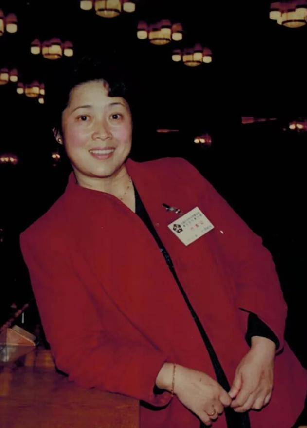 黄婉秋：靠“刘三姐”吃一辈子，嫁小6岁平凡丈夫生女，恩爱一生