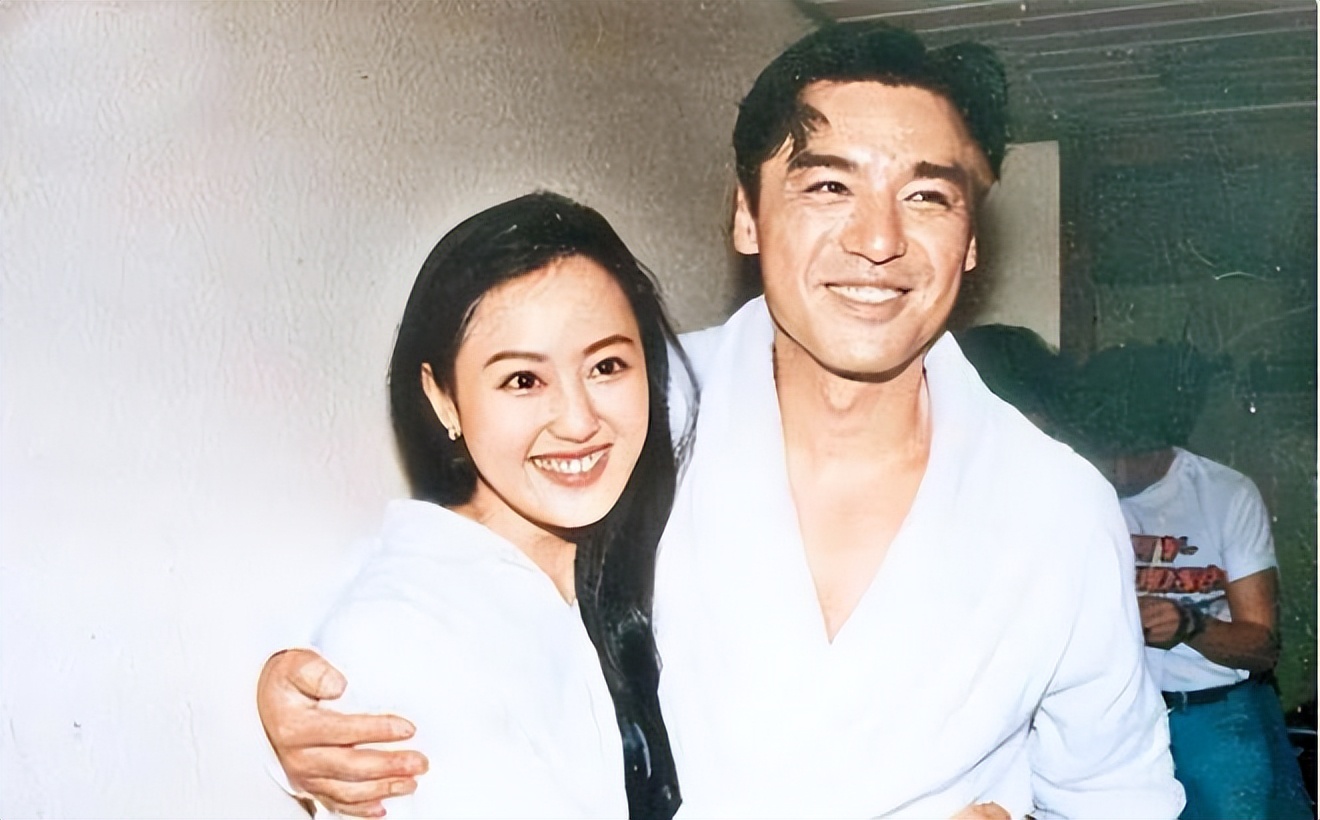 直播6小时卖货6个亿,与钟镇涛离婚24年后,败家名媛章小蕙又红了