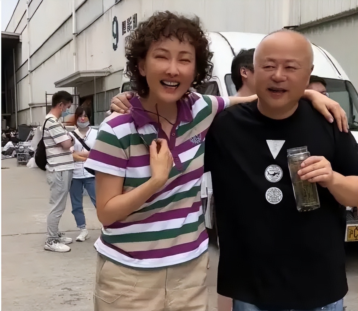 脸部肿成“馒头”，笑起来秒变“僵尸”，这些明星的脸到底咋了？