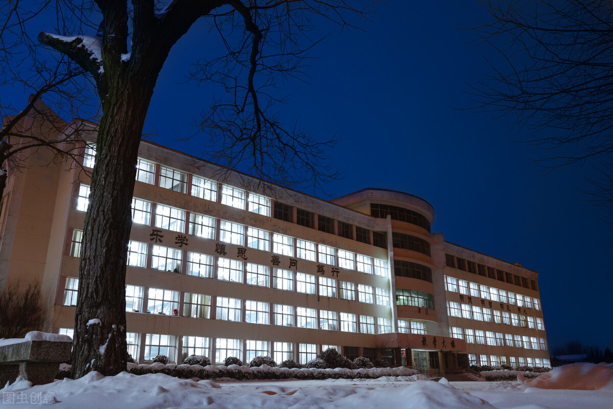 寒假留下来看校，在校园里欣赏到绝美的风景